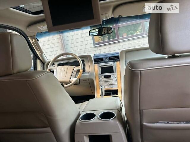 Черный Линкольн Навигатор, объемом двигателя 5.41 л и пробегом 160 тыс. км за 13500 $, фото 24 на Automoto.ua