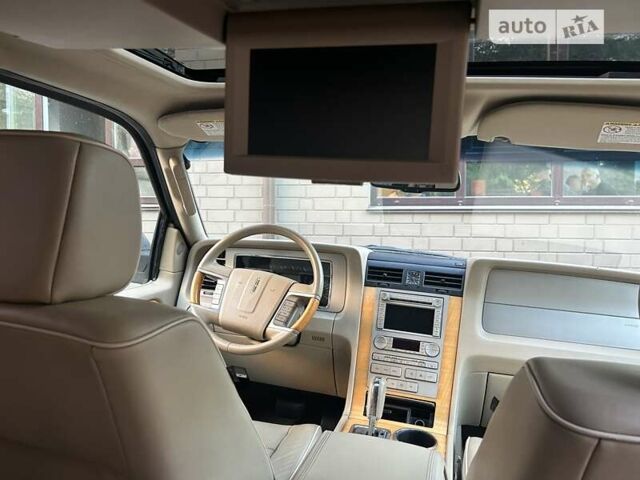Черный Линкольн Навигатор, объемом двигателя 5.41 л и пробегом 160 тыс. км за 13500 $, фото 25 на Automoto.ua
