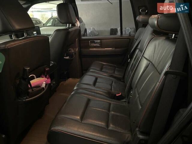 Черный Линкольн Навигатор, объемом двигателя 5.4 л и пробегом 302 тыс. км за 15000 $, фото 4 на Automoto.ua