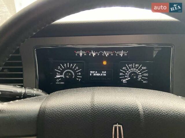 Черный Линкольн Навигатор, объемом двигателя 5.4 л и пробегом 302 тыс. км за 15000 $, фото 6 на Automoto.ua