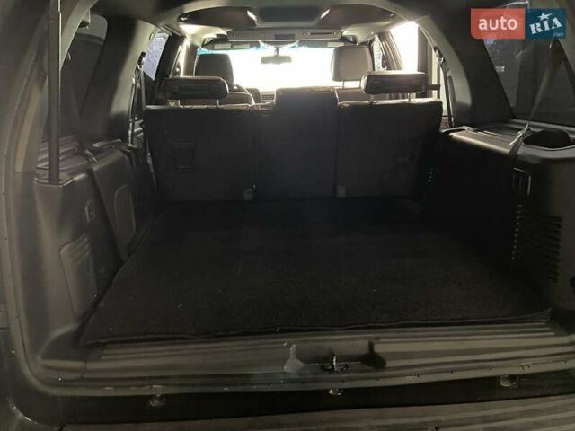 Черный Линкольн Навигатор, объемом двигателя 5.4 л и пробегом 302 тыс. км за 15000 $, фото 7 на Automoto.ua