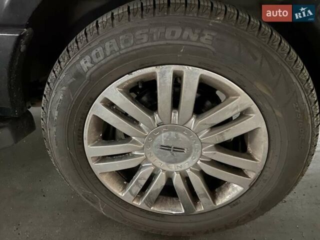 Черный Линкольн Навигатор, объемом двигателя 5.4 л и пробегом 302 тыс. км за 15000 $, фото 8 на Automoto.ua