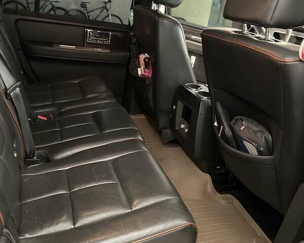 Черный Линкольн Навигатор, объемом двигателя 5.4 л и пробегом 302 тыс. км за 15000 $, фото 5 на Automoto.ua