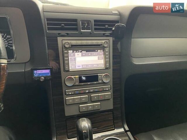 Черный Линкольн Навигатор, объемом двигателя 5.4 л и пробегом 302 тыс. км за 15000 $, фото 3 на Automoto.ua