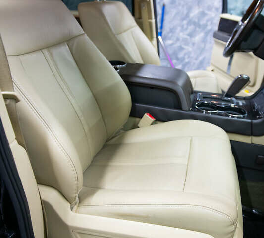 Черный Линкольн Навигатор, объемом двигателя 3.5 л и пробегом 153 тыс. км за 25600 $, фото 83 на Automoto.ua