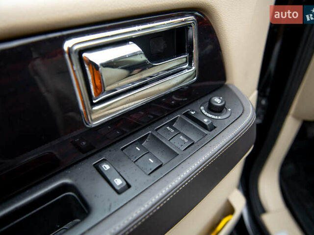 Черный Линкольн Навигатор, объемом двигателя 3.5 л и пробегом 153 тыс. км за 25600 $, фото 45 на Automoto.ua