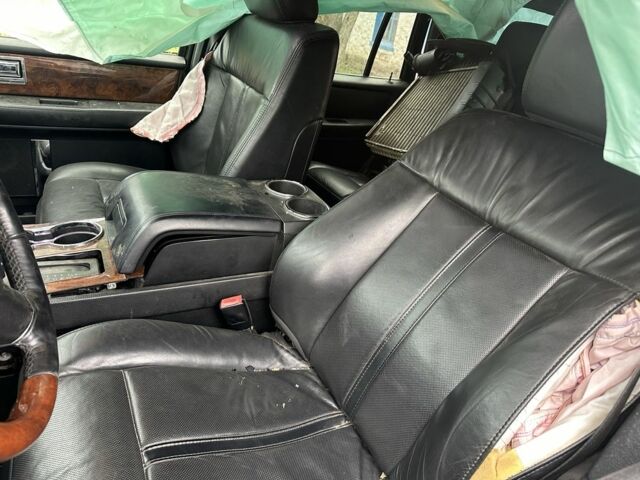 Черный Линкольн Навигатор, объемом двигателя 0 л и пробегом 120 тыс. км за 7000 $, фото 5 на Automoto.ua