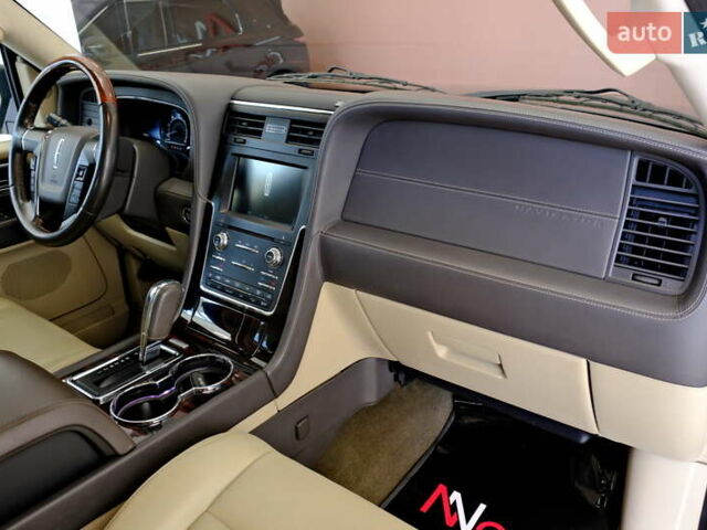 Черный Линкольн Навигатор, объемом двигателя 0 л и пробегом 38 тыс. км за 22900 $, фото 29 на Automoto.ua