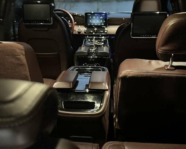 Черный Линкольн Навигатор, объемом двигателя 3.5 л и пробегом 121 тыс. км за 58000 $, фото 56 на Automoto.ua