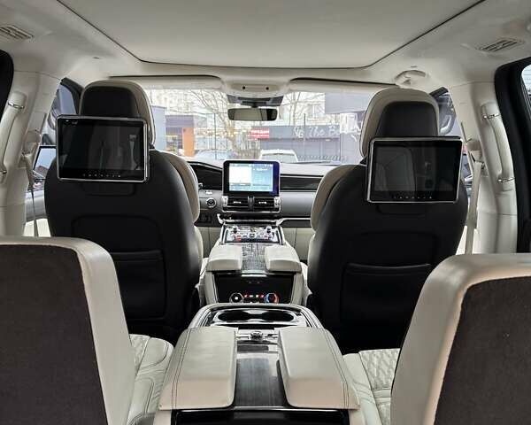 Черный Линкольн Навигатор, объемом двигателя 3.5 л и пробегом 145 тыс. км за 55000 $, фото 16 на Automoto.ua