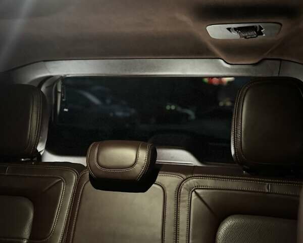 Черный Линкольн Навигатор, объемом двигателя 3.5 л и пробегом 121 тыс. км за 58000 $, фото 51 на Automoto.ua