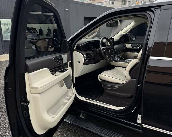 Черный Линкольн Навигатор, объемом двигателя 3.5 л и пробегом 145 тыс. км за 55000 $, фото 19 на Automoto.ua