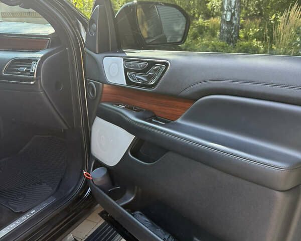 Черный Линкольн Навигатор, объемом двигателя 3.5 л и пробегом 73 тыс. км за 47500 $, фото 20 на Automoto.ua