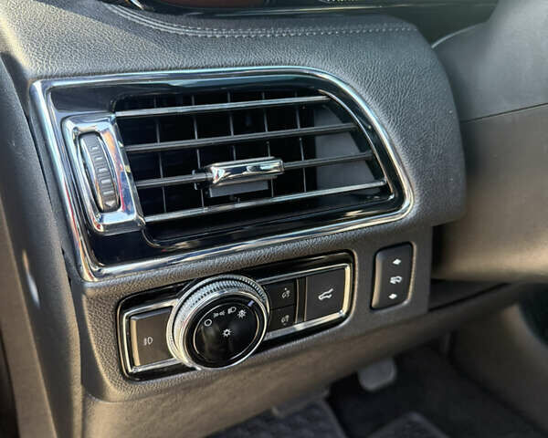 Черный Линкольн Навигатор, объемом двигателя 3.5 л и пробегом 73 тыс. км за 47500 $, фото 28 на Automoto.ua