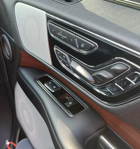 Черный Линкольн Навигатор, объемом двигателя 3.5 л и пробегом 73 тыс. км за 47500 $, фото 10 на Automoto.ua