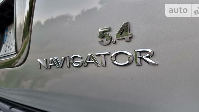 Сірий Лінкольн Navigator, об'ємом двигуна 5.4 л та пробігом 232 тис. км за 14000 $, фото 54 на Automoto.ua