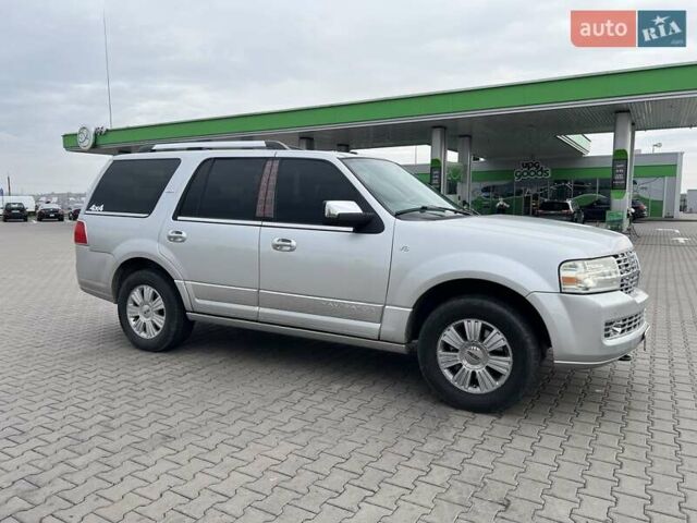 Сірий Лінкольн Navigator, об'ємом двигуна 5.41 л та пробігом 308 тис. км за 18500 $, фото 4 на Automoto.ua