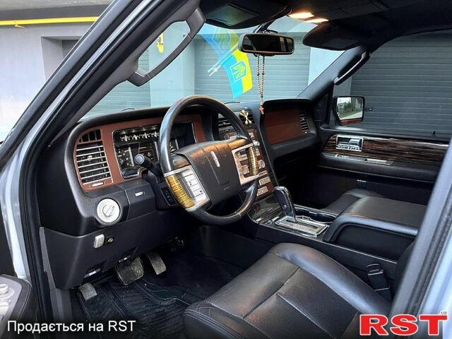 Сірий Лінкольн Navigator, об'ємом двигуна 5.4 л та пробігом 250 тис. км за 18000 $, фото 6 на Automoto.ua