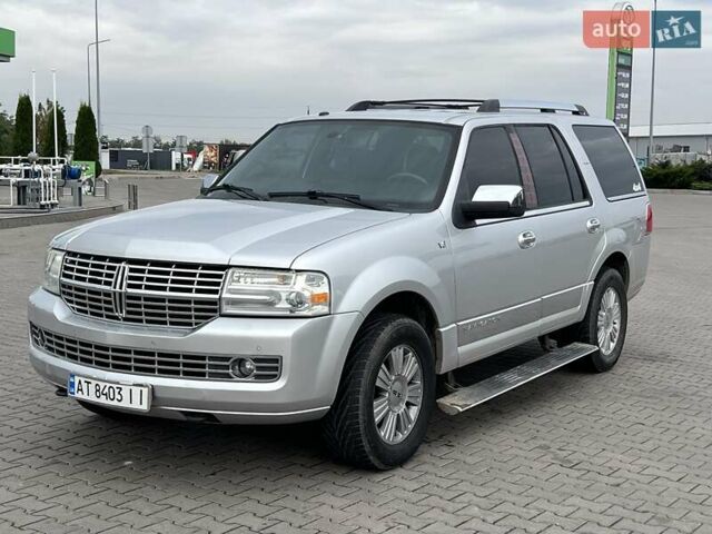 Сірий Лінкольн Navigator, об'ємом двигуна 5.41 л та пробігом 308 тис. км за 18500 $, фото 1 на Automoto.ua