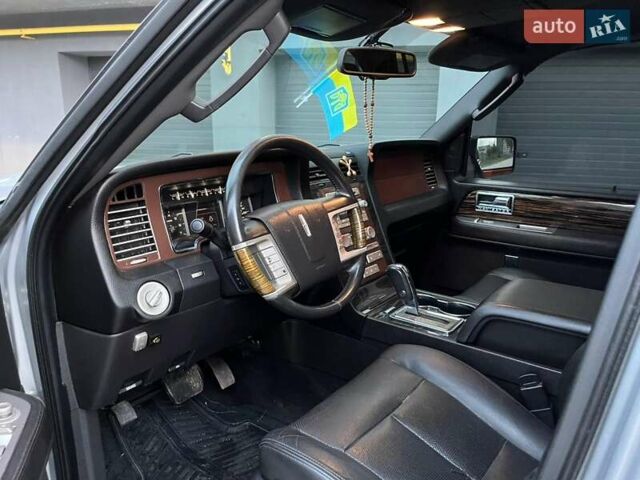 Сірий Лінкольн Navigator, об'ємом двигуна 5.41 л та пробігом 308 тис. км за 18500 $, фото 13 на Automoto.ua