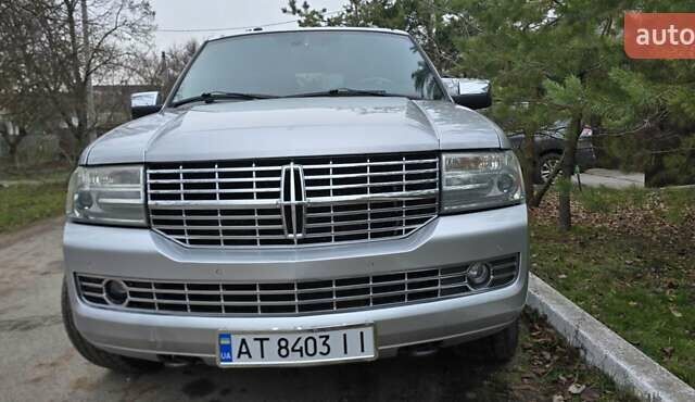 Сірий Лінкольн Navigator, об'ємом двигуна 5.4 л та пробігом 192 тис. км за 19800 $, фото 5 на Automoto.ua