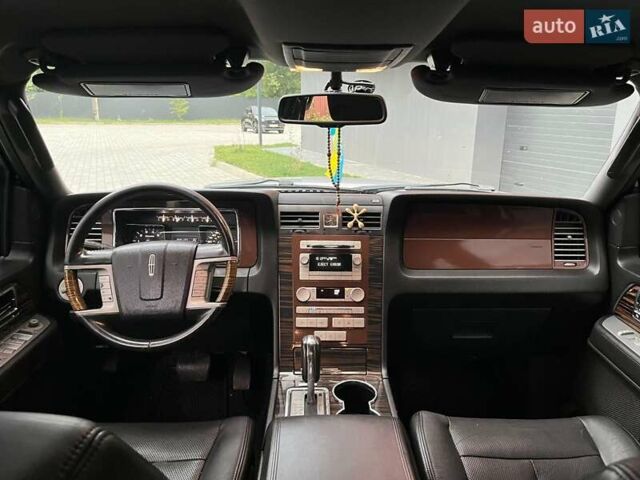 Сірий Лінкольн Navigator, об'ємом двигуна 5.41 л та пробігом 308 тис. км за 18500 $, фото 11 на Automoto.ua