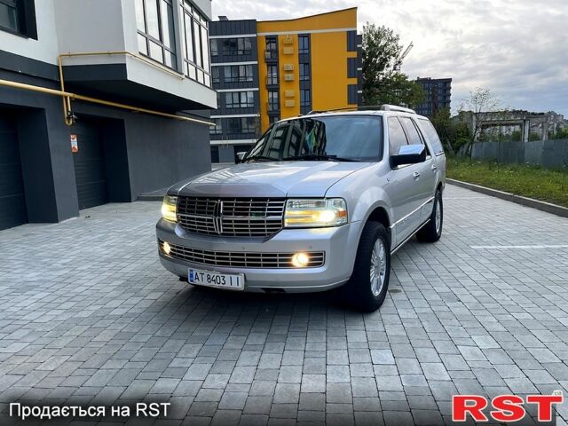 Сірий Лінкольн Navigator, об'ємом двигуна 5.4 л та пробігом 250 тис. км за 18000 $, фото 2 на Automoto.ua