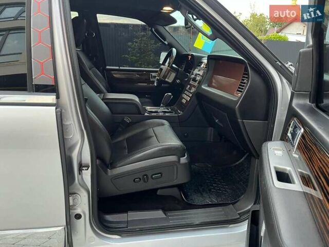 Сірий Лінкольн Navigator, об'ємом двигуна 5.41 л та пробігом 308 тис. км за 18500 $, фото 14 на Automoto.ua