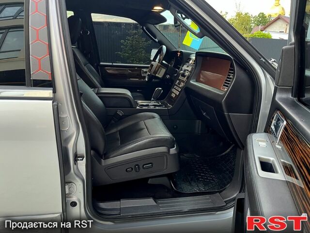 Сірий Лінкольн Navigator, об'ємом двигуна 5.4 л та пробігом 250 тис. км за 18000 $, фото 9 на Automoto.ua