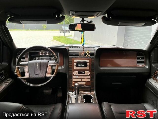 Сірий Лінкольн Navigator, об'ємом двигуна 5.4 л та пробігом 200 тис. км за 19999 $, фото 5 на Automoto.ua