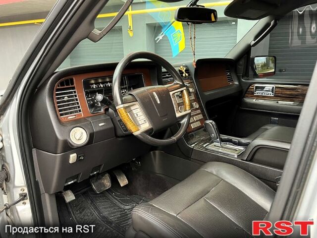 Сірий Лінкольн Navigator, об'ємом двигуна 5.4 л та пробігом 250 тис. км за 18000 $, фото 8 на Automoto.ua