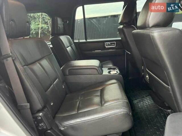 Сірий Лінкольн Navigator, об'ємом двигуна 5.41 л та пробігом 308 тис. км за 18500 $, фото 15 на Automoto.ua