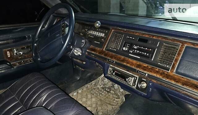 Белый Линкольн Таун Кар, объемом двигателя 4.6 л и пробегом 10 тыс. км за 14999 $, фото 4 на Automoto.ua