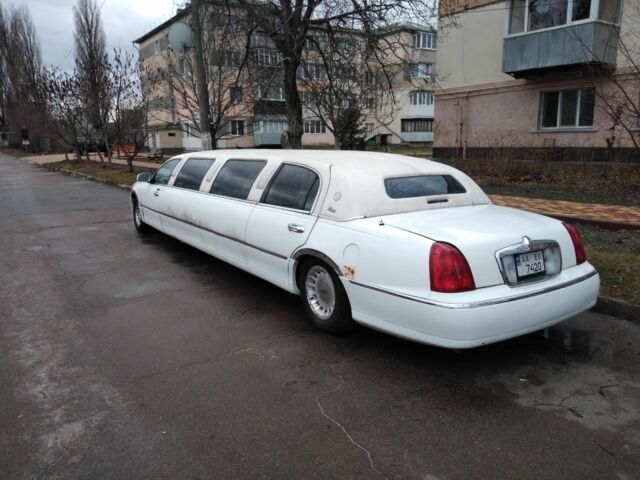 Белый Линкольн Таун Кар, объемом двигателя 4.6 л и пробегом 126 тыс. км за 3800 $, фото 6 на Automoto.ua