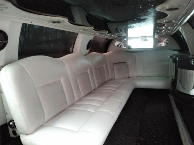 Белый Линкольн Таун Кар, объемом двигателя 4.6 л и пробегом 126 тыс. км за 3800 $, фото 17 на Automoto.ua