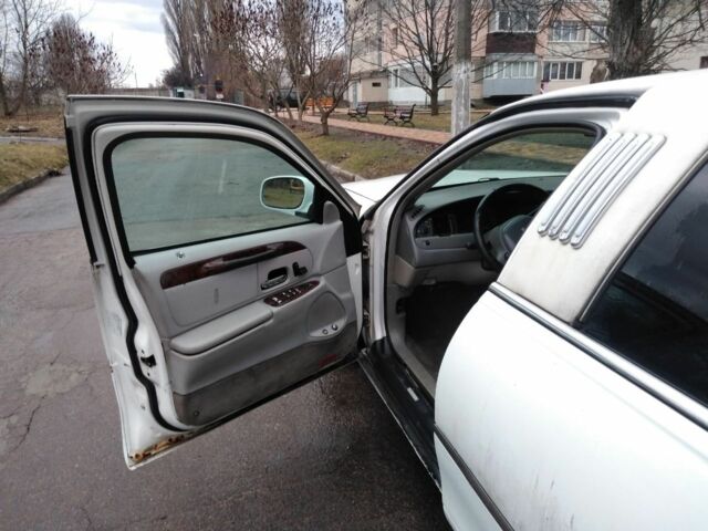 Белый Линкольн Таун Кар, объемом двигателя 4.6 л и пробегом 126 тыс. км за 3800 $, фото 1 на Automoto.ua