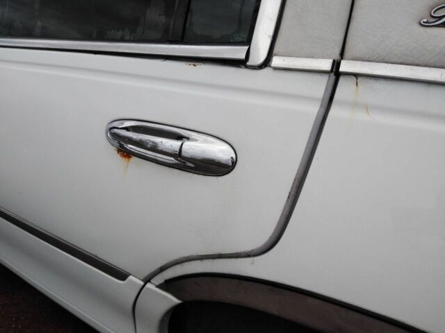 Белый Линкольн Таун Кар, объемом двигателя 4.6 л и пробегом 126 тыс. км за 3800 $, фото 5 на Automoto.ua