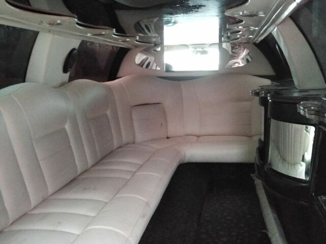 Белый Линкольн Таун Кар, объемом двигателя 4.6 л и пробегом 126 тыс. км за 3800 $, фото 16 на Automoto.ua