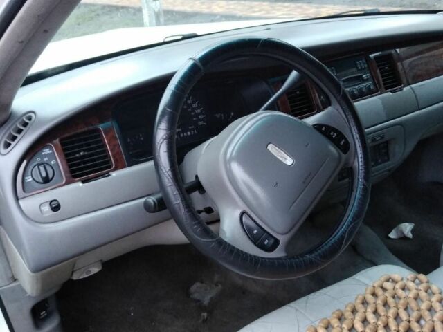 Белый Линкольн Таун Кар, объемом двигателя 4.6 л и пробегом 126 тыс. км за 3800 $, фото 3 на Automoto.ua