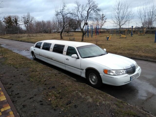 Белый Линкольн Таун Кар, объемом двигателя 4.6 л и пробегом 126 тыс. км за 3800 $, фото 9 на Automoto.ua