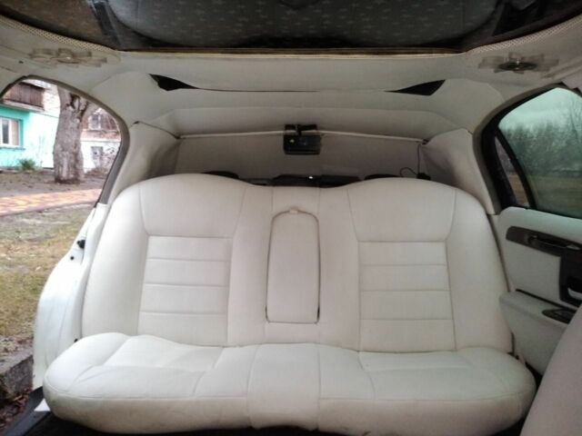 Белый Линкольн Таун Кар, объемом двигателя 4.6 л и пробегом 126 тыс. км за 3800 $, фото 23 на Automoto.ua