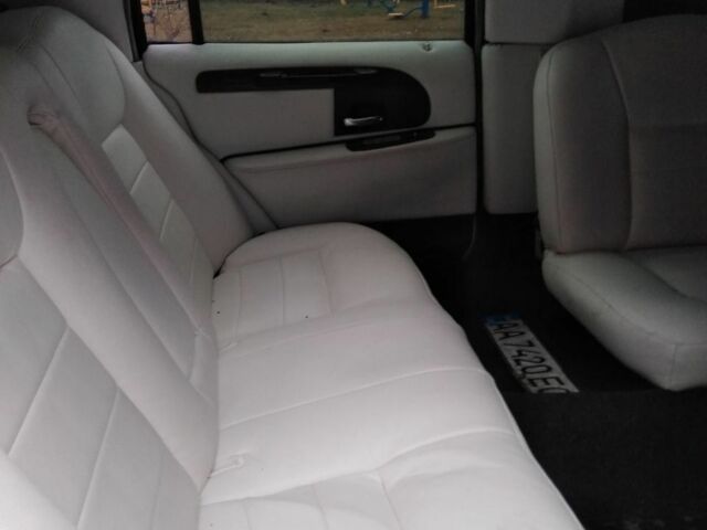 Белый Линкольн Таун Кар, объемом двигателя 4.6 л и пробегом 126 тыс. км за 3800 $, фото 15 на Automoto.ua