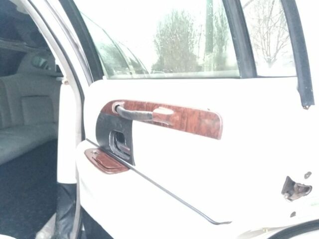 Белый Линкольн Таун Кар, объемом двигателя 4.6 л и пробегом 126 тыс. км за 3800 $, фото 14 на Automoto.ua