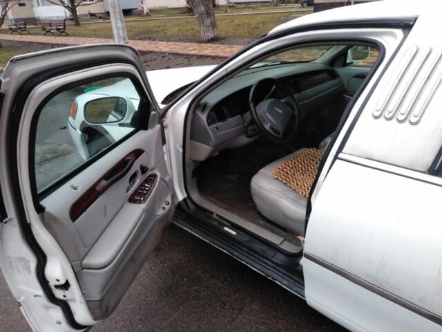 Белый Линкольн Таун Кар, объемом двигателя 4.6 л и пробегом 126 тыс. км за 3800 $, фото 2 на Automoto.ua