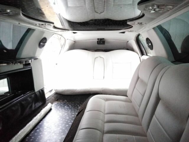 Белый Линкольн Таун Кар, объемом двигателя 4.6 л и пробегом 126 тыс. км за 3800 $, фото 21 на Automoto.ua