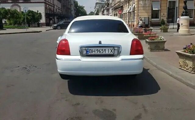 Белый Линкольн Таун Кар, объемом двигателя 4.6 л и пробегом 150 тыс. км за 10000 $, фото 5 на Automoto.ua