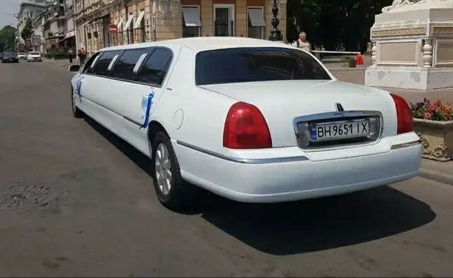 Белый Линкольн Таун Кар, объемом двигателя 4.6 л и пробегом 150 тыс. км за 10000 $, фото 7 на Automoto.ua