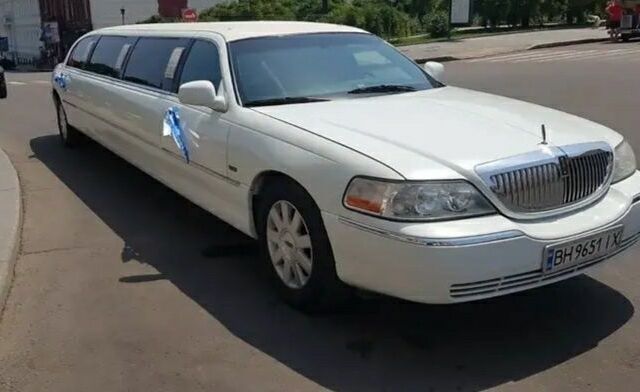 Белый Линкольн Таун Кар, объемом двигателя 4.6 л и пробегом 150 тыс. км за 10000 $, фото 2 на Automoto.ua