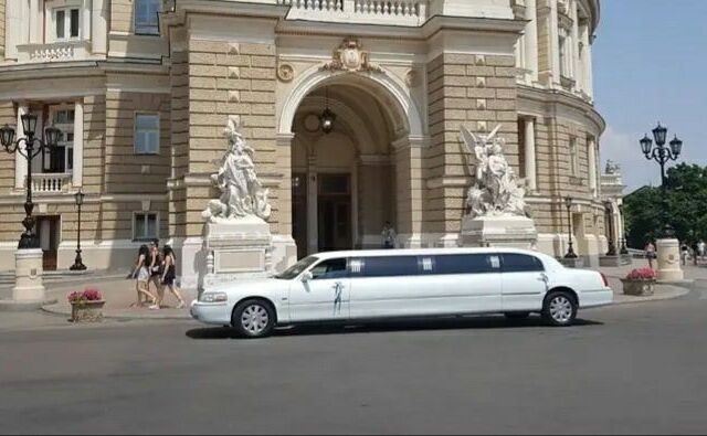 Белый Линкольн Таун Кар, объемом двигателя 4.6 л и пробегом 150 тыс. км за 10000 $, фото 4 на Automoto.ua