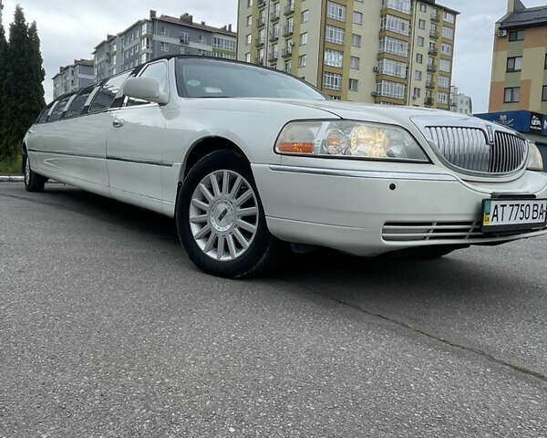 Белый Линкольн Таун Кар, объемом двигателя 4.6 л и пробегом 148 тыс. км за 7400 $, фото 1 на Automoto.ua